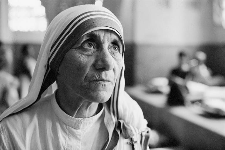 mother-teresa-1910---1997-at-a-hospice-for-the-destitute-and-dying-in-kolkata-calcutta-india-1969-photo-by-terry-fincherhulton-archivegetty-images